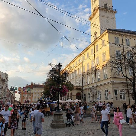 3 Bedroom, 2 Bathroom Apartment Near Forum Лвив Екстериор снимка