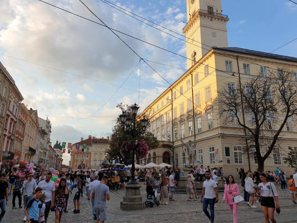 3 Bedroom, 2 Bathroom Apartment Near Forum Лвив Екстериор снимка