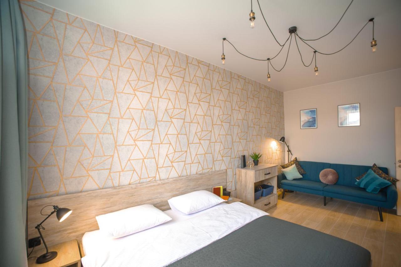 3 Bedroom, 2 Bathroom Apartment Near Forum Лвив Екстериор снимка