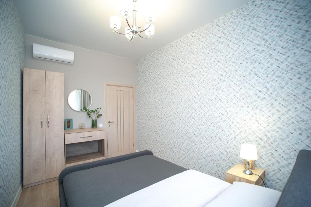 3 Bedroom, 2 Bathroom Apartment Near Forum Лвив Екстериор снимка