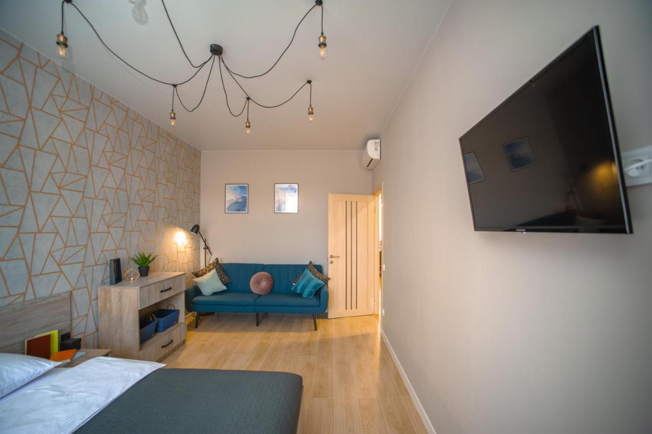 3 Bedroom, 2 Bathroom Apartment Near Forum Лвив Екстериор снимка