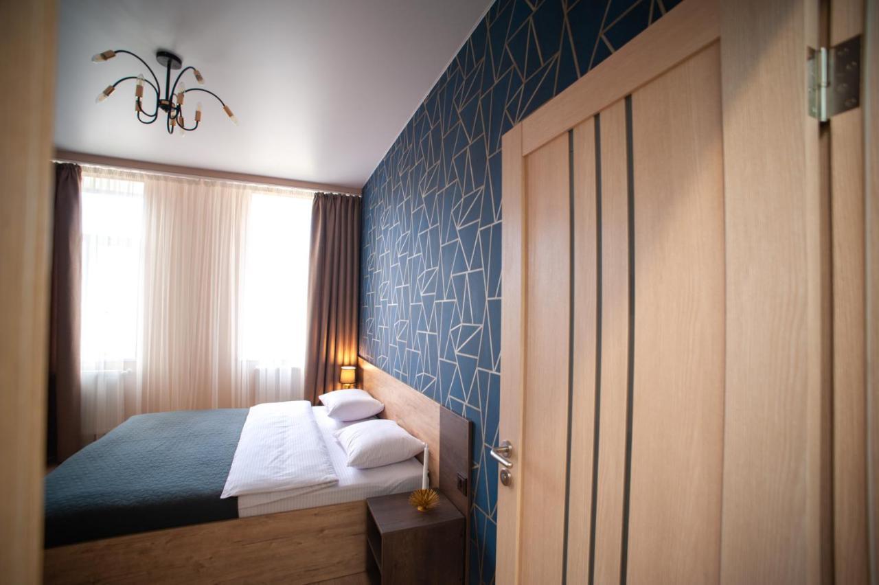 3 Bedroom, 2 Bathroom Apartment Near Forum Лвив Екстериор снимка