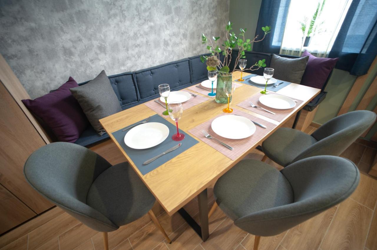 3 Bedroom, 2 Bathroom Apartment Near Forum Лвив Екстериор снимка
